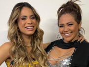 Mãe de Lexa capricha na transparência e cobre mamilos com adesivos: ‘Rainha’