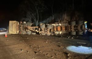 Motorista perde freio de veículo, bate em com caminhão e morre