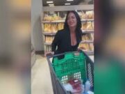 Influencer viraliza ao tirar a calcinha e deixar ‘de brinde’ em vários lugares públicos