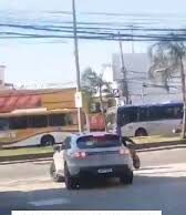 Homem grava roubo de Porsche em posto de gasolina no RJ; veja