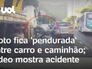 Moto fica ‘pendurada’ entre carro e caminhão após acidente; vídeo mostra o momento