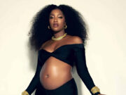 Grávida, IZA celebra 34 anos com barrigão à mostra: ‘Carregando o maior amor mundo’