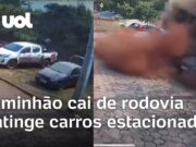 Caminhão tomba de rodovia e atinge carros estacionados; vídeo mostra momento
