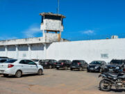 Agentes apreendem 25 celulares escondidos em garrafa térmica na PCE