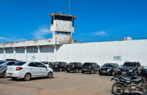 Agentes apreendem 25 celulares escondidos em garrafa térmica na PCE