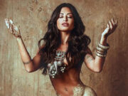 Aline Campos faz meditação na praia e exibe boa forma: ‘Shape trincado’