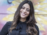 Carol Castro renova bronzeado em praia e celebra inicio de semana: ‘Segundou’