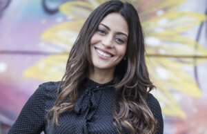 Carol Castro renova bronzeado em praia e celebra inicio de semana: ‘Segundou’