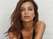 Emily Ratajkowski posa nua em reflexo de box e ganha elogios e críticas: ‘Dio Santo’