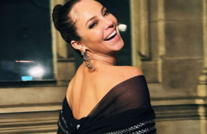 Paolla Oliveira dança samba em frente à Torre Eiffel, a pedido de seguidor: ‘Sambou’