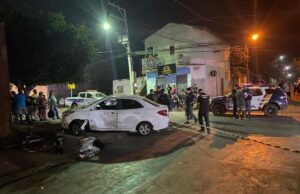 Adolescente de 17 anos morre após colidir moto com carro e motorista é preso