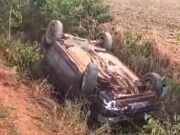 Veículo capota na pista, cai em valeta e mata homem no interior de Mato Grosso
