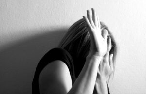 Mulher é mantida em cárcere privado e estuprada por 3 dias por maníaco