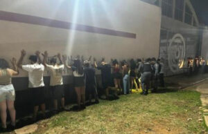 PM acaba com festa regada a drogas em frente à UFMT e leva 26 para a delegacia