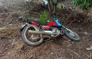 Idoso morre em acidente envolvendo moto e caminhonete