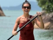 Thais Fersoza se diverte de maiô e pratica stand up paddle: ‘Eu amooooooo!’