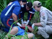 Jovem fica ferido após perder o controle de moto e cair às margens de avenida