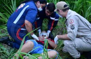 Jovem fica ferido após perder o controle de moto e cair às margens de avenida