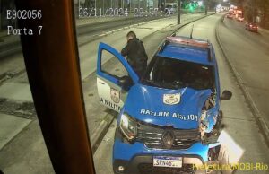 Viatura na contramão bate em ônibus no corredor do BRT no Rio; veja