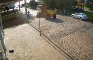 Pneu de patrola explode e carro é destruído em Casca no Rio Grande do Sul; veja