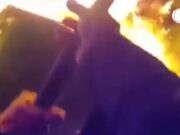 Mulher presa em carro em chamas após acidente é resgatada por policial; veja