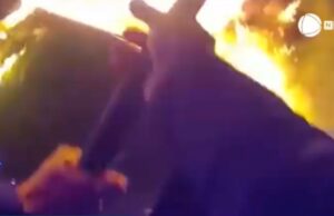 Mulher presa em carro em chamas após acidente é resgatada por policial; veja