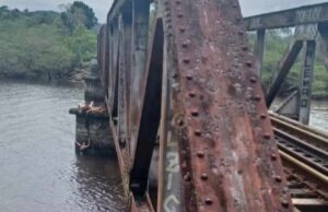 Jovem cai de ponte durante foto, e é salva pelo cadarço do namorado em SC