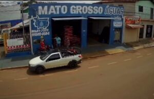 Vídeo mostra idoso sendo atropelado por motoqueiro que fugia da PM