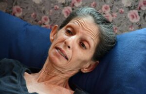 Pesando 20 kg mulher precisa de ajuda com medicamentos; veja como ajudar