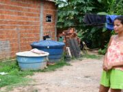 Milhares de famílias vivem em 136 áreas sem água encanada