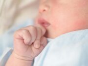 Bebê de 6 meses morre enquanto dormia com os pais no interior