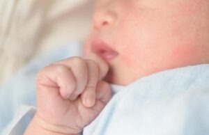 Bebê de 6 meses morre enquanto dormia com os pais no interior