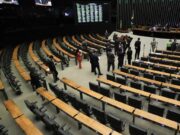 Congresso contraria pacote fiscal, rejeita corte em emendas e aumenta reajuste do ‘fundão’