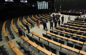 Congresso contraria pacote fiscal, rejeita corte em emendas e aumenta reajuste do ‘fundão’