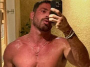 De sunga, Cauã Reymond exibe tanquinho e agita seguidores: ‘ASSIM FICA DIFÍCIL NÉ’