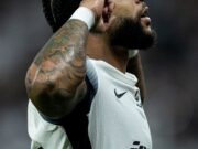 Depay brilha e Corinthians vence para ficar perto da Pré-Libertadores