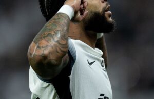 Depay brilha e Corinthians vence para ficar perto da Pré-Libertadores