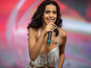 Marina Sena eleva temperatura na web ao fazer topless em praia: ‘Gostosa numa ilha’