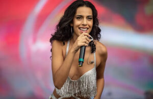 Marina Sena eleva temperatura na web ao fazer topless em praia: ‘Gostosa numa ilha’