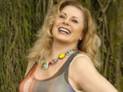 Vera Fischer posa de maiô em dia quente e pede por chuva: ‘Uma chuvinha. Please’