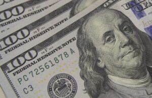 Mercado financeiro eleva previsão de inflação e do dólar para 2025