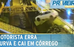 Flagra: Carro cai em córrego após motorista errar curva de rua; veja