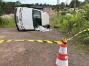 Motorista de 78 anos morre após carro bater em caminhão e cair de barranco