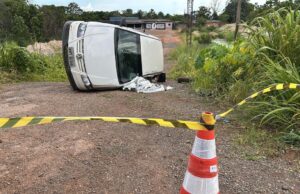 Motorista de 78 anos morre após carro bater em caminhão e cair de barranco