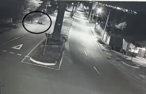 Mulher bate contra meio-fio, cai de moto e morre em avenida de MT