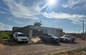 Criminoso aponta arma para policiais durante abordagem e morre baleado