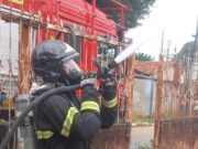 Criança incendeia casa ao brincar com isqueiro na cama