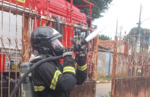 Criança incendeia casa ao brincar com isqueiro na cama