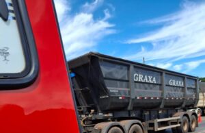 Motociclista morre atropelado por carreta em rodovia federal