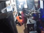 Vídeo mostra o momento em que cliente ataca mulher com banco de madeira